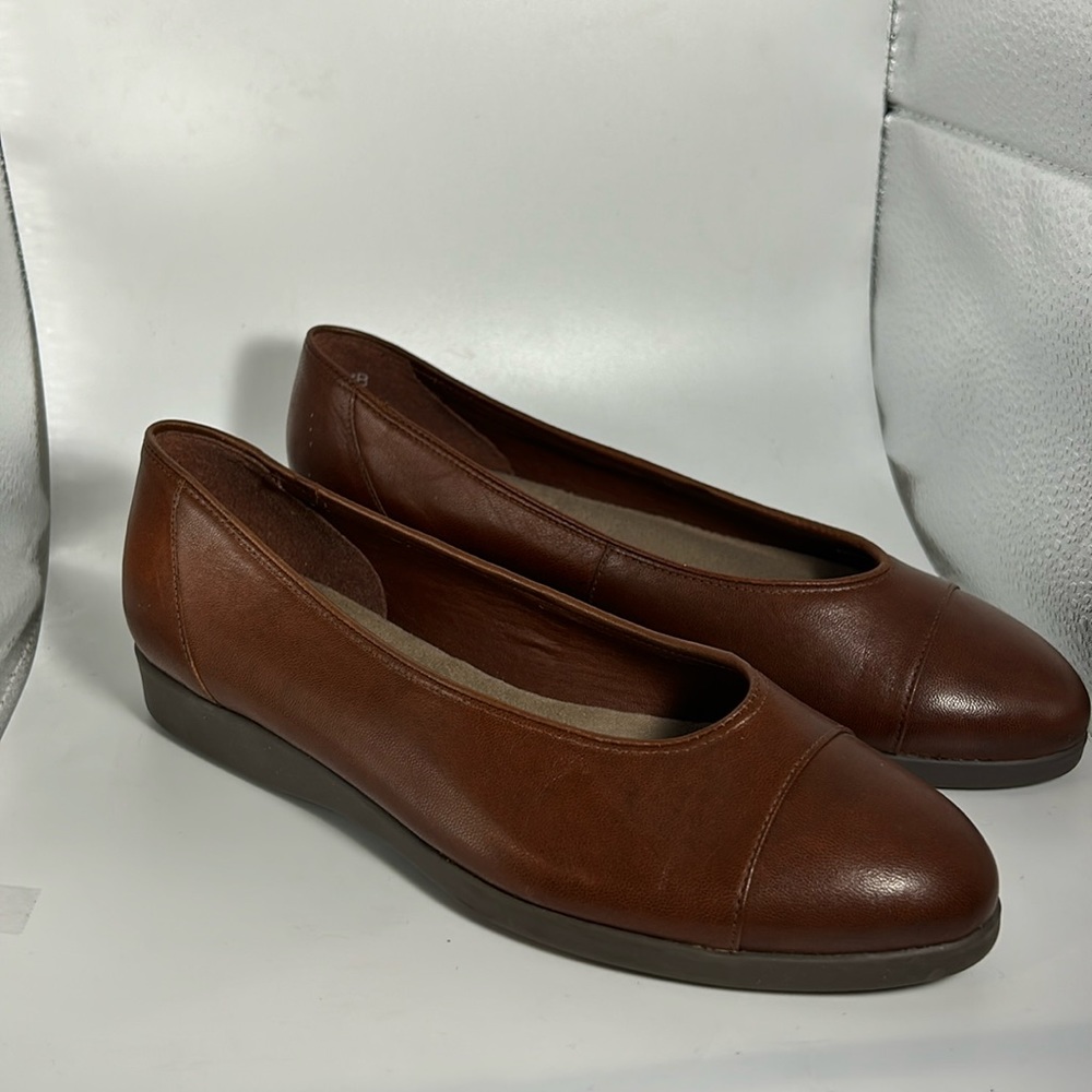 Easy Spirit NWOT women’s slip on size 6.5 in excellent new condition